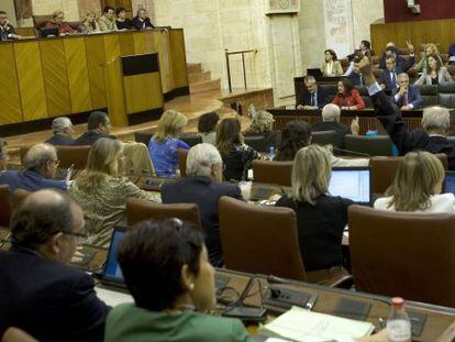 Votación en el pleno del Parlamento andaluz en Sevilla para la reprobación del candidato de CiU a las elecciones, Josep Antoni Duran Lleida.