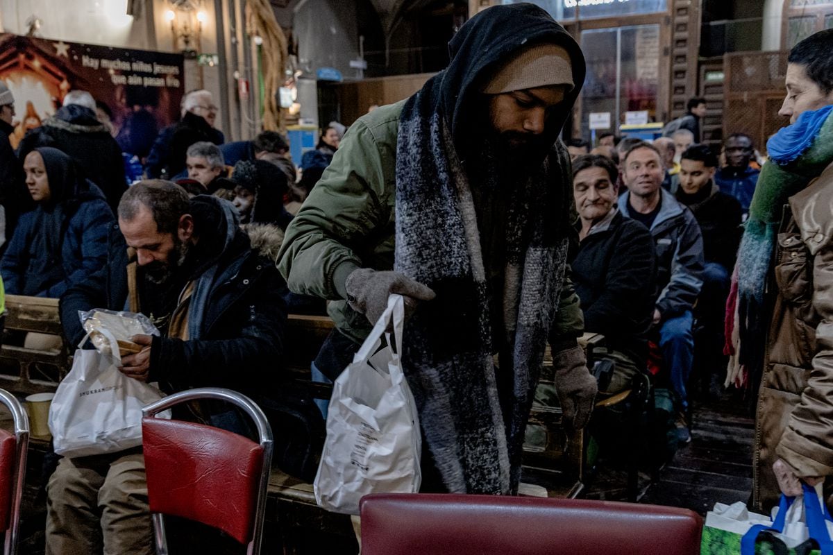 El ingreso mínimo vital solo llega al 5% de las personas sin hogar | Economía