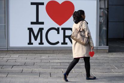 Una mujer lleva uno de los más de 27.000 corazones que ha donado la campaña de Beth Clarke, un corazón para Manchester, en la mañana del primer aniversario del atentado que acabó con la vida de 22 personas. 
