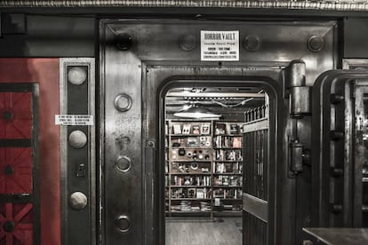 Abrir una librería en 2005, en pleno declive del libro impreso, no parecía la mejor apuesta empresarial. Pero en los últimos años, The Last Bookstore se ha consolidado como una de las librerías de renombre en la ciudad californiana. Situada en el llamado Downtown, vende, compra e intercambia libros. Tiene una habitación entera dedicada a la ficción y a la fantasía. Son pocos los que se resisten a abandonar esta tienda de 2.000 metros cuadrados sin pasar (y fotografiarse) por su túnel de libros. Dirección: 453 S Spring St, Los Ángeles. Más información: <a href="http://lastbookstorela.com/" target="_blank">lastbookstorela.com</a>