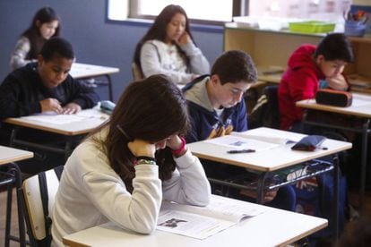 Alumnos de primaria durante el examen en un colegio de Madrid.