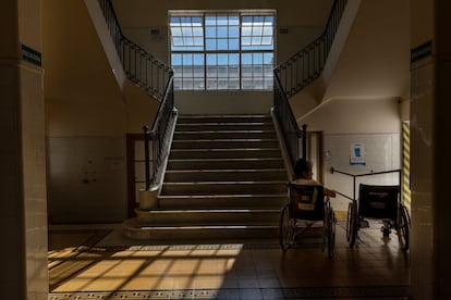 Un paciente toma el aire en el pasillo del Pabellón Koch, una unidad hospitalaria utilizada exclusivamente para pacientes de tuberculosis en el hospital público Muñiz de Buenos Aires, Argentina, el 5 de febrero de 2019. Patricia Figueroa, trabajadora social del hospital, explica que el centro se enfrenta a un problema de saturación debido al ingreso de un número cada vez mayor de enfermos de tuberculosis, que califica de "récord en la historia reciente". 