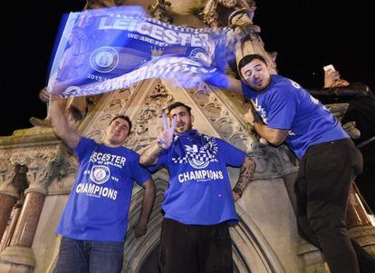 Seguidores del Leicester City celebran que el Leicester se proclamó, por primera vez en su historia, campeón de la Premier League.