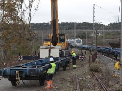 Operarios trabajando en las vías entre Vimbodí y Vinaixa, zonas afectadas por el temporal de octubre.