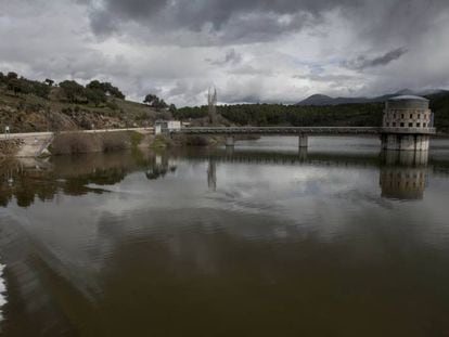Vista de la torre de toma de agua del embalse de El Villar, en Puentes Viejas-Mangirón, sobre el río Lozoya.