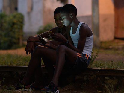 Dos jóvenes en Santo Tomé y Príncipe.
