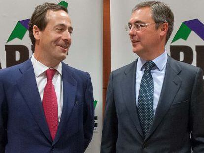 Gonzalo Gort&aacute;zar, consejero delegado de CaixaBank, junto a Jos&eacute; Sevilla, consejero delegado de Bankia