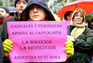 Argentinos residentes en España se manifiestan en la Puerta del Sol de Madrid en protesta por los problemas que atraviesa el país.