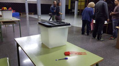 Urnas del referéndum ilegal del 1-O, en el instituto Lanaspa de Terrassa (Barcelona).