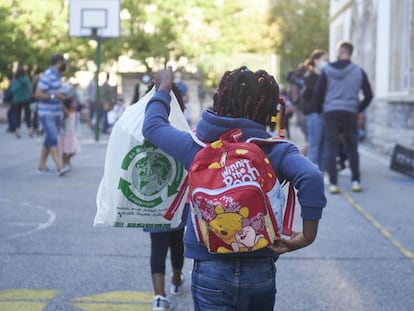 Los niños llegan al primer día de clase en el Colegio Público Víctor Pradera de Pamplona, Navarra.