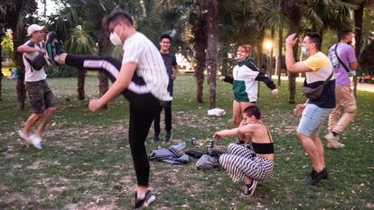 Jóvenes de botellón en los jardines del Templo de Debod de Madrid el pasado 18 de julio