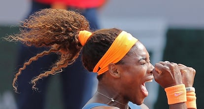 Serena Williams celebra su victoria frente a la rusa Maria Sharapova en Roland Garros el 8 de junio de 2013.