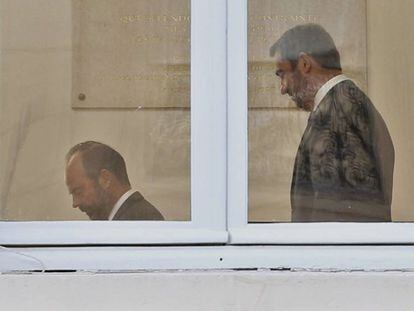 El nuevo ministro del Interior francés, Christophe Castaner (derecha), y el primer ministro Édouard Philippe. En vídeo, sus declaraciones tras la remodelación del Gabinete de Macron.