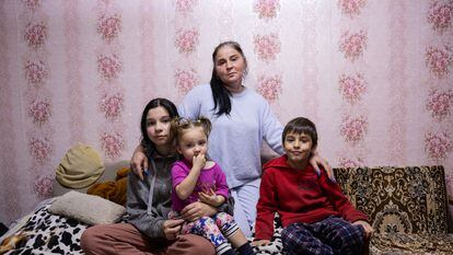 Olga, que padeció una tuberculosis muy agresiva hace tres años, y tres de sus cinco hijos, en su casa en Balti, al norte de Moldavia, el 7 de noviembre.