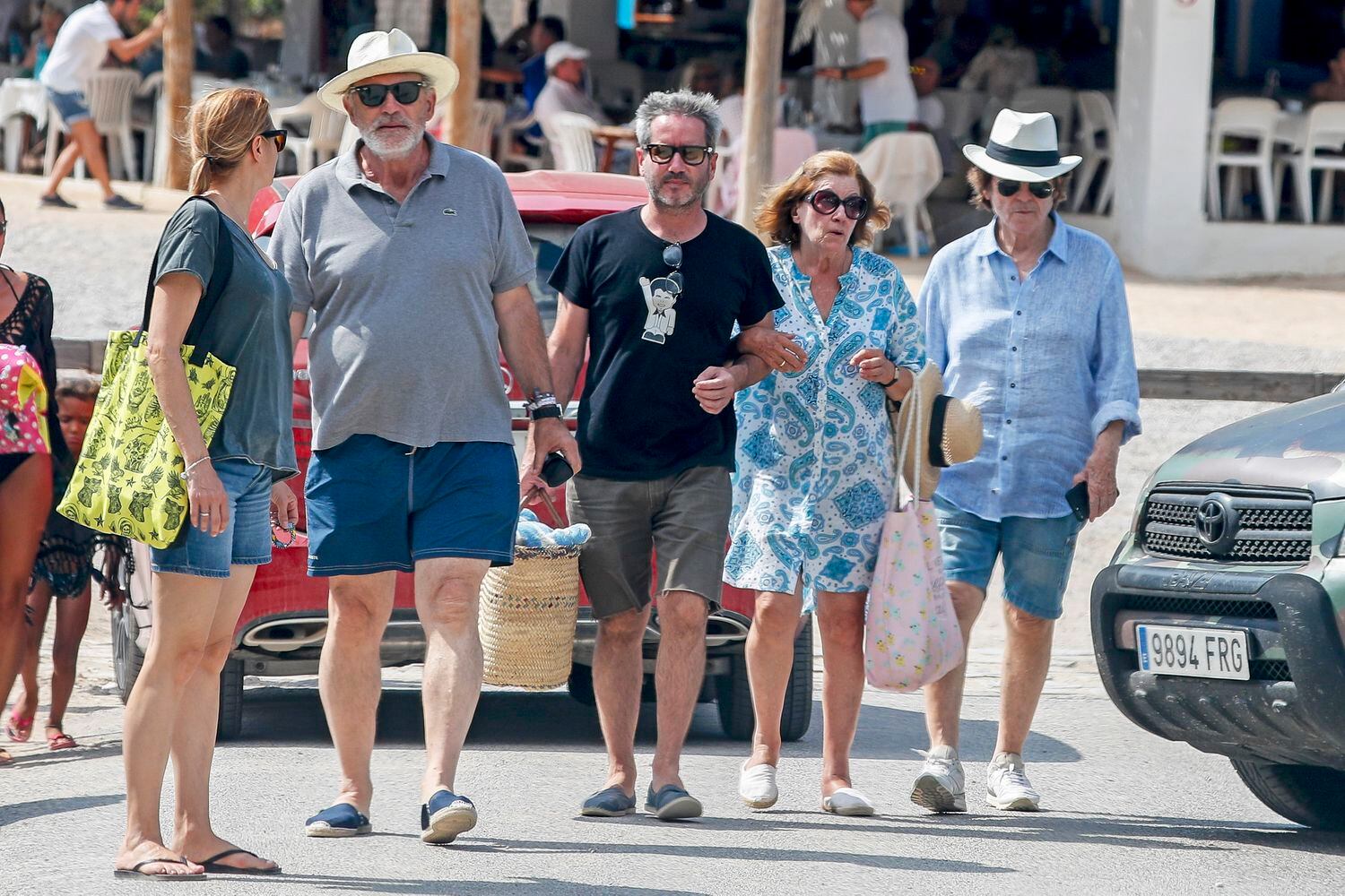 El cantante Raphael, Natalia Figueroa con Jacobo Martos y Pedro Piqueras en Ibiza en verano de 2018.