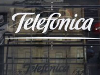 Logo de Telef&oacute;nica en su sede de Gran V&iacute;a.