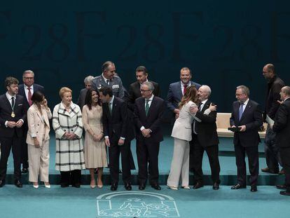 Foto de familia de los galardonados con las medallas del día de Andalucía celebrada en el teatro de la Maestranza de Sevilla