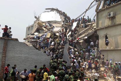 Cientos de personas ayudan en el rescate de supervivientes del edificio derrumbado en Dacca (Bangladesh).