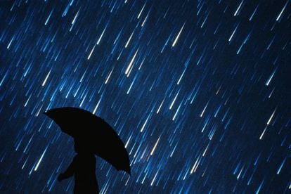 Un hombre caminando por un descampado bajo la lluvia de estrellas
