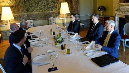 Desde la izquierda, en primer término el holandés Mark Rutte, el belga Charles Michel, el portugués António Costa, Pedro Sánchez, el croata
Andrej Plenkovic y el letón Arturs Karins, durante la cena informal de este viernes, en Bruselas.