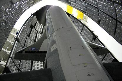 La nave espacial automática <i>X-37-B</i> alojada en la parte superior del cohete antes del primer lanzamiento, el pasado mes de abril.