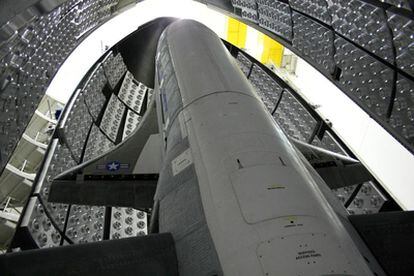 La nave espacial automática <i>X-37-B</i> alojada en la parte superior del cohete antes del  primer lanzamiento, el pasado mes de abril.