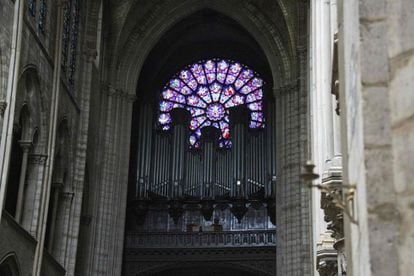 Vista general en la que se observa el órgano dentro de la catedral de Notre Dame.
