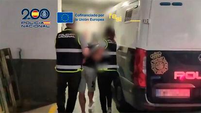 Detención en Marbella de uno de los fugitivos de Polonia que se enfrenta a una pena de prisión de más de 50 años, en una imagen distribuida por Policía Nacional.