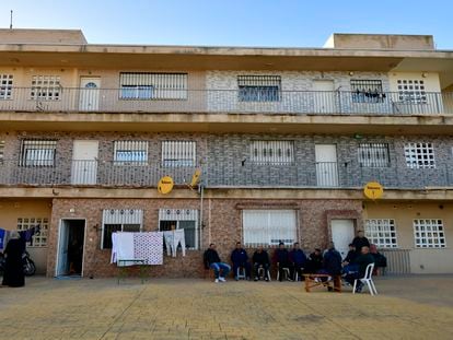 Familiares y amigos se reúnen en la casa del menor de ocho años hallado muerto en la barriada Loma Colmenar de Ceuta.