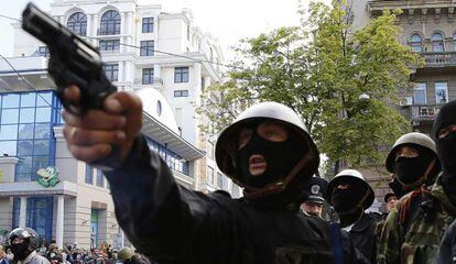 Un miliciano prorruso apunta con un arma a partidarios del Gobierno de Kiev en Odesa.