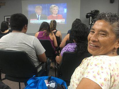 María Moctezuma, indocumentada de 67 años, durante el debate.