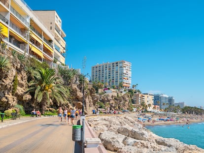 Playa del Bajondillo, en Torremolinos en el verano de 2019. La ciudad malagueña es uno de los destinos que se pretende rediseñar con las ayudas del Fondo de Recuperación Europeo.