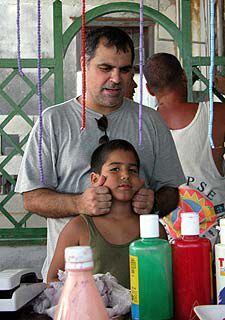 El realizador Benito Zambrano con el niño Ernesto Escalona, en una pausa del rodaje de <i>Habana blues.</i>