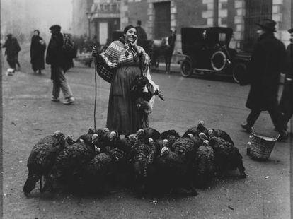 Vendedora de pavos en la plaza de Santa Cruz. Madrid, 1925