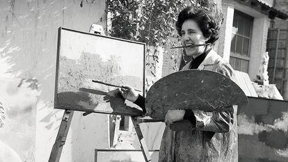 Isabel Santaló, trabajando en su taller en mayo de 1962.