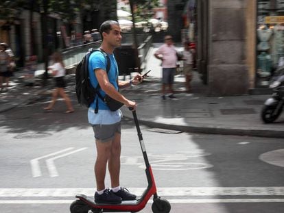Un hombre monta en un patinete eléctrico por el centro de Madrid / En vídeo, el patinete eléctrico es el nuevo transporte para combatir la contaminación (ATLAS)