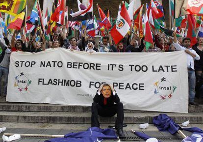 Un activista luce una m&aacute;scara del secretario general de la OTAN, Anders Fogh Rasmussen, durante una protesta contra la cumbre de la OTAN.