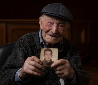 Jesús García, de 104 años, último brigadista internacional vivo, muestra una imagen de cuando era joven el pasado mayo en Colliure (Francia). 