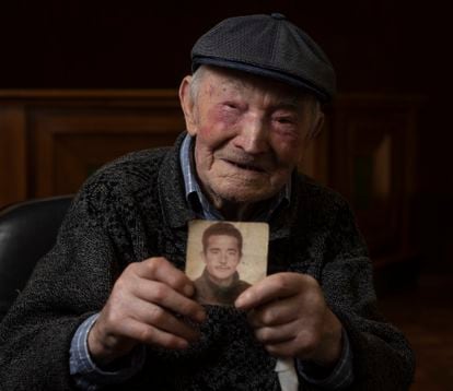 Jesús García muestra una fotografía de su juventud durante la entrevista con EL PAÍS el pasado lunes en Colliure. 