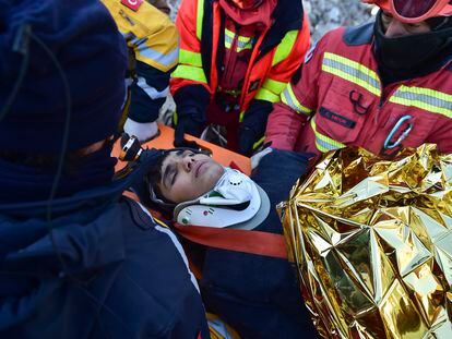 Rescatistas sacan a Muhammed Enes Yeninar, de 17 años, de entre los escombros de un edificio derrumbado en Kahramanmaras, en Turquía, 14 de febrero de 2023.