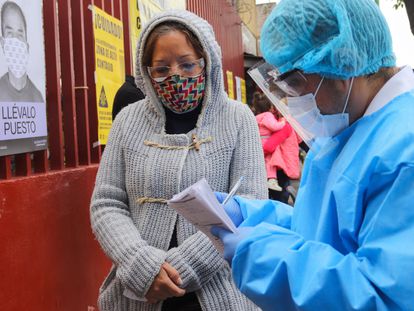 Un trabajador sanitario recibe a personas para la prueba rápida de la covid-19, en uno de los nuevos quioscos instalados en Ciudad de México.