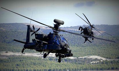 Dos helicópteros Mil Mi-1 durante un vuelo en los ejercicios que han tenido lugar en el campo de San Gregorio, en Zaragoza.