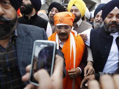 Arvind Kejriwal, l&iacute;der del partido anticorrupci&oacute;n, visita un templo sij en Nueva Delhi.