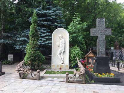 La tumba de Lev Yashim en el Cementerio de Vagankovskaya en Moscú.