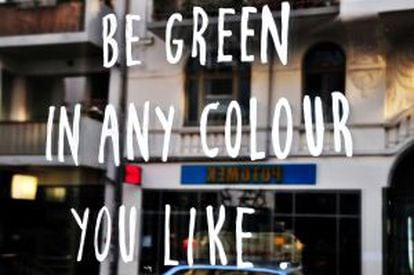 Espejo en un local del barrio de Sternschanze con el lema 'Sé verde en cualquier color que te guste'.