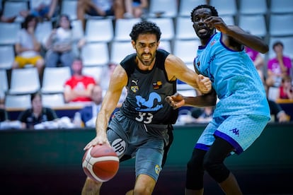Javier Beirán bota el balón ante Prince Ali, en una acción del partido entre Estudiantes y Palencia, este sábado en Fontajau (Girona)