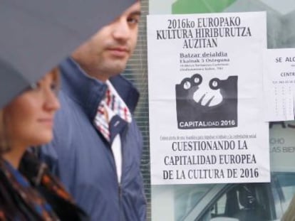 Carteles críticos con la capitalidad europea de la cultura en las calles de San Sebastián.