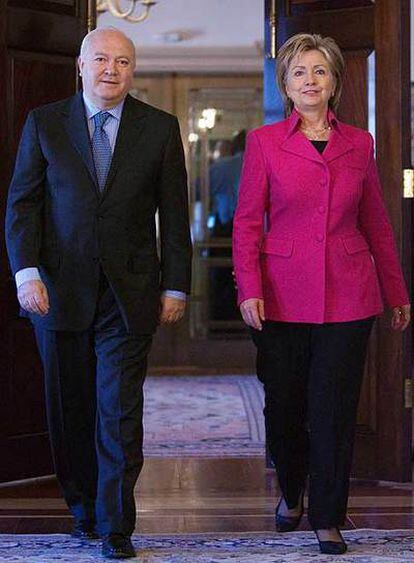 Miguel Ángel Moratinos y Hillary Clinton, en Washington.