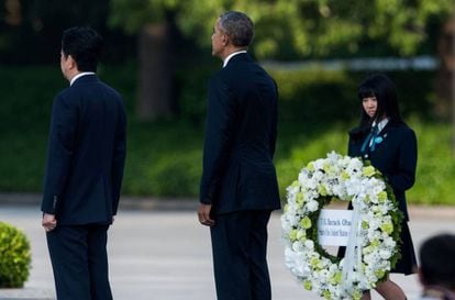 Barack Obama junto al Primer Ministro japonés, Shinzo Abe (i), muestran su respeto en el Memorial de Hiroshima, el 27 de mayo de 2016.