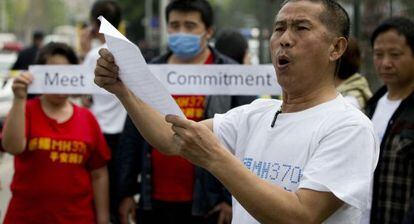 Familiares de pasajeros chinos del MH370 protestan frente a la embajada de Malasia en Pekín.